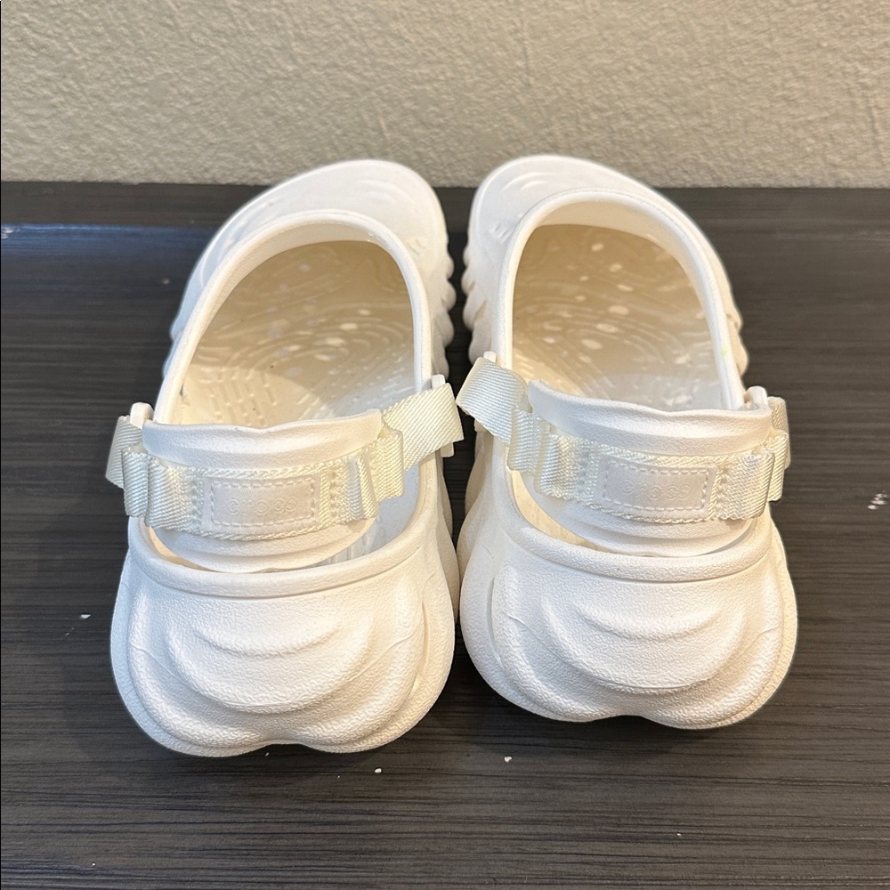CROCS Breathable White Sandal-Clogs Size Women’s 10–Men’s 8 - Picture 6 of 8